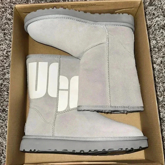 UGG’s W Classic Short II Chopd - Picture 8 of 13